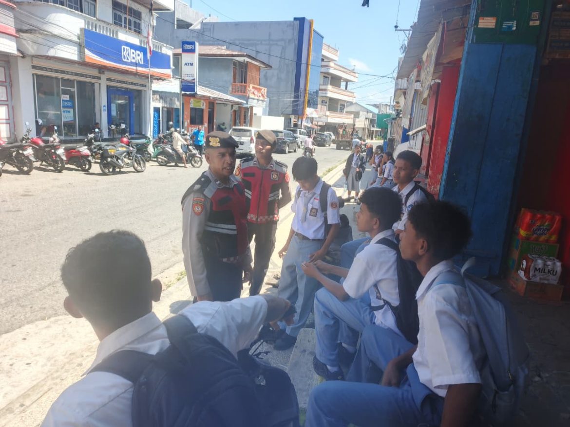 Ciptakan Rasa Aman di Jam Sibuk, Sat Samapta Polres Kepulauan Tanimbar Intensifkan Patroli Dialogis Siang Hari