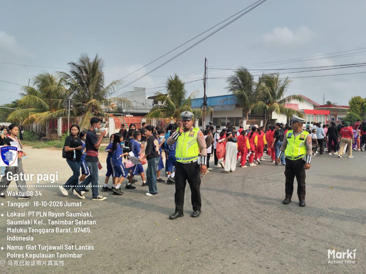 Peringati Bulan Bahasa, Sat Lantas Polres Kepulauan Tanimbar Amankan Jalan Pagi dan Aksi Bersih Lingkungan 500 Pelajar