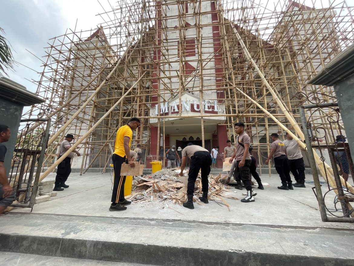 Wujudkan Kepedulian Sosial, Kapolsek Selaru Pimpin Baksos Pembangunan Gedung Gereja Imanuel Desa Adaut