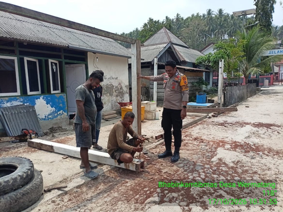 Bangun Kedekatan dengan Warga, Bhabinkamtibmas Tutukembong Membaur Bantu Aktivitas Masyarakat