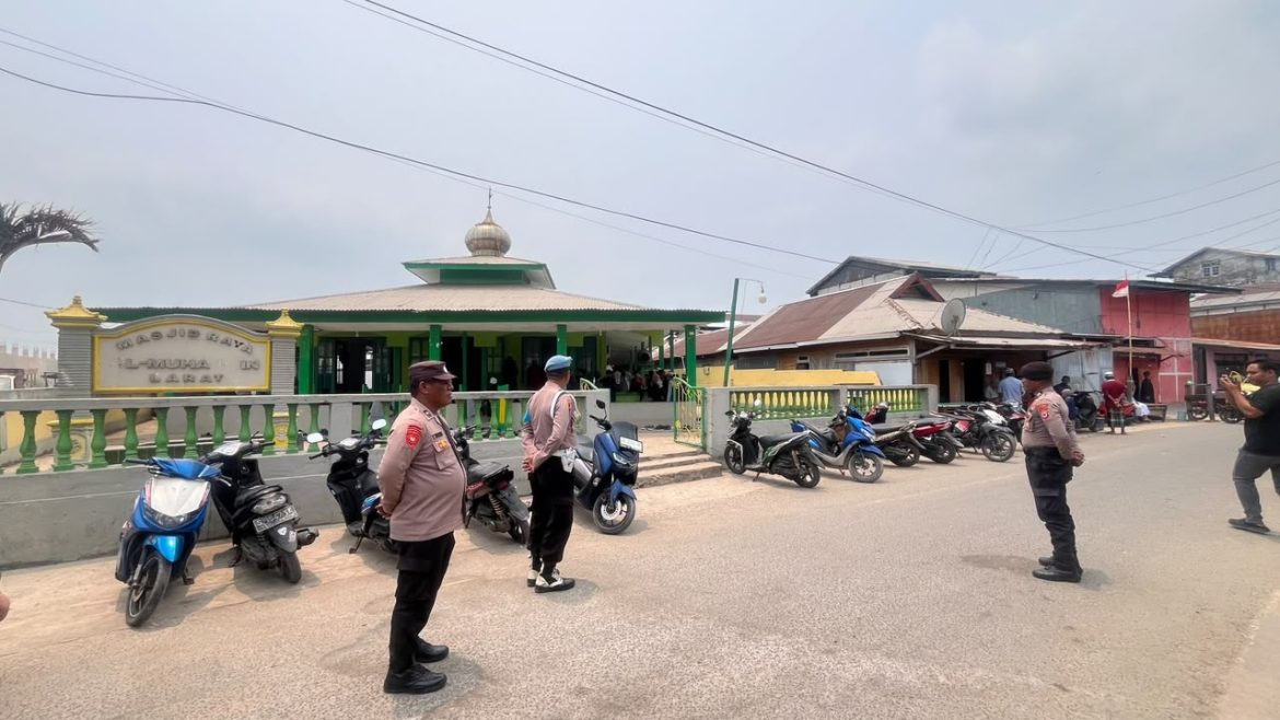 Pimpin Pengamanan Shalat Jumat di Masjid Al-Muhajirin Ritabel, Kapolsek Tanut Pastikan Ibadah Berjalan Khusyuk