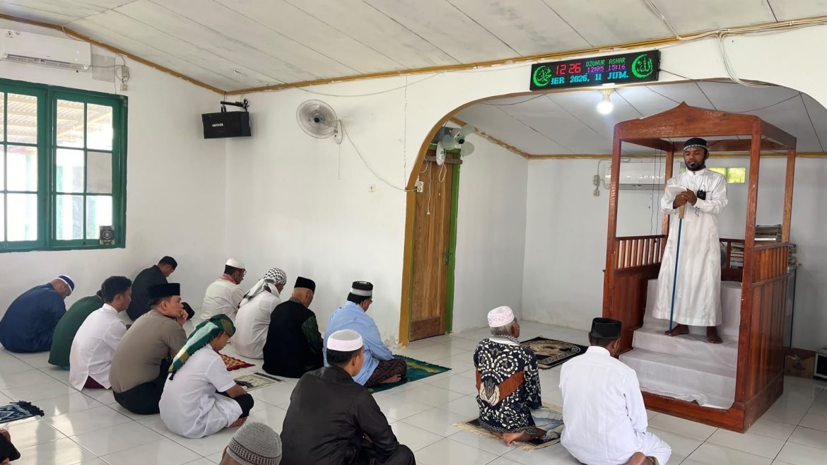Pererat Silaturahmi Lewat Jumat Keliling, Kapolres Kepulauan Tanimbar Sambangi Masjid Al-Muhajirin Larat