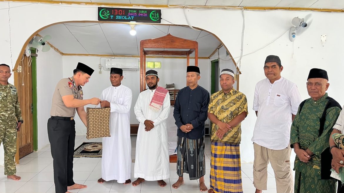 Kapolres Kepulauan Tanimbar Serahkan Mushaf Al-Qur’an di Masjid Al-Muhajirin Larat Usai Shalat Jumat