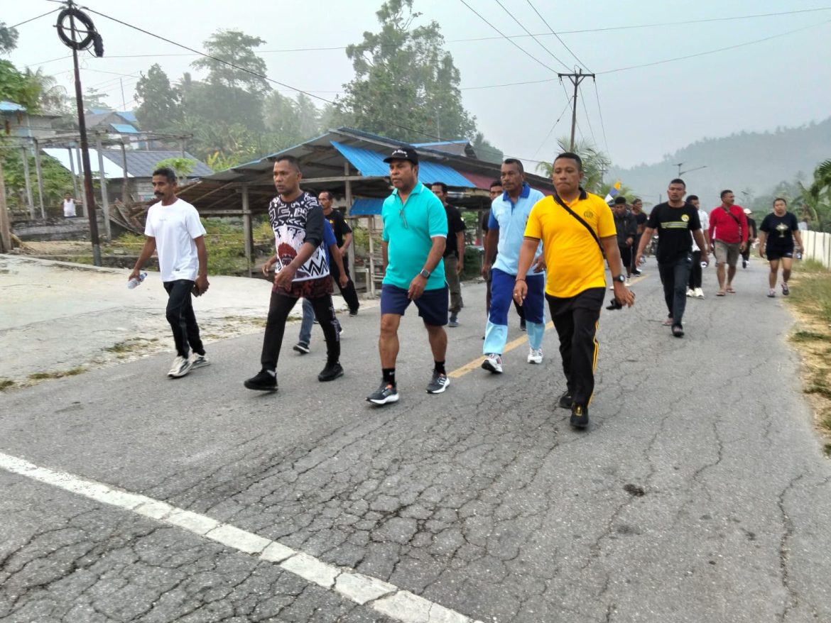 Jaga Kamtibmas, Kapolsek Kormomolin Hadiri Jalan Santai Syukuran 25 Tahun Tahbisan Imamat Uskup Diosis Amboina