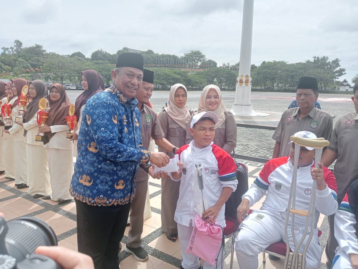 “Bupati Rohul bantu alat Olahraga kepada atlit NPCI”
